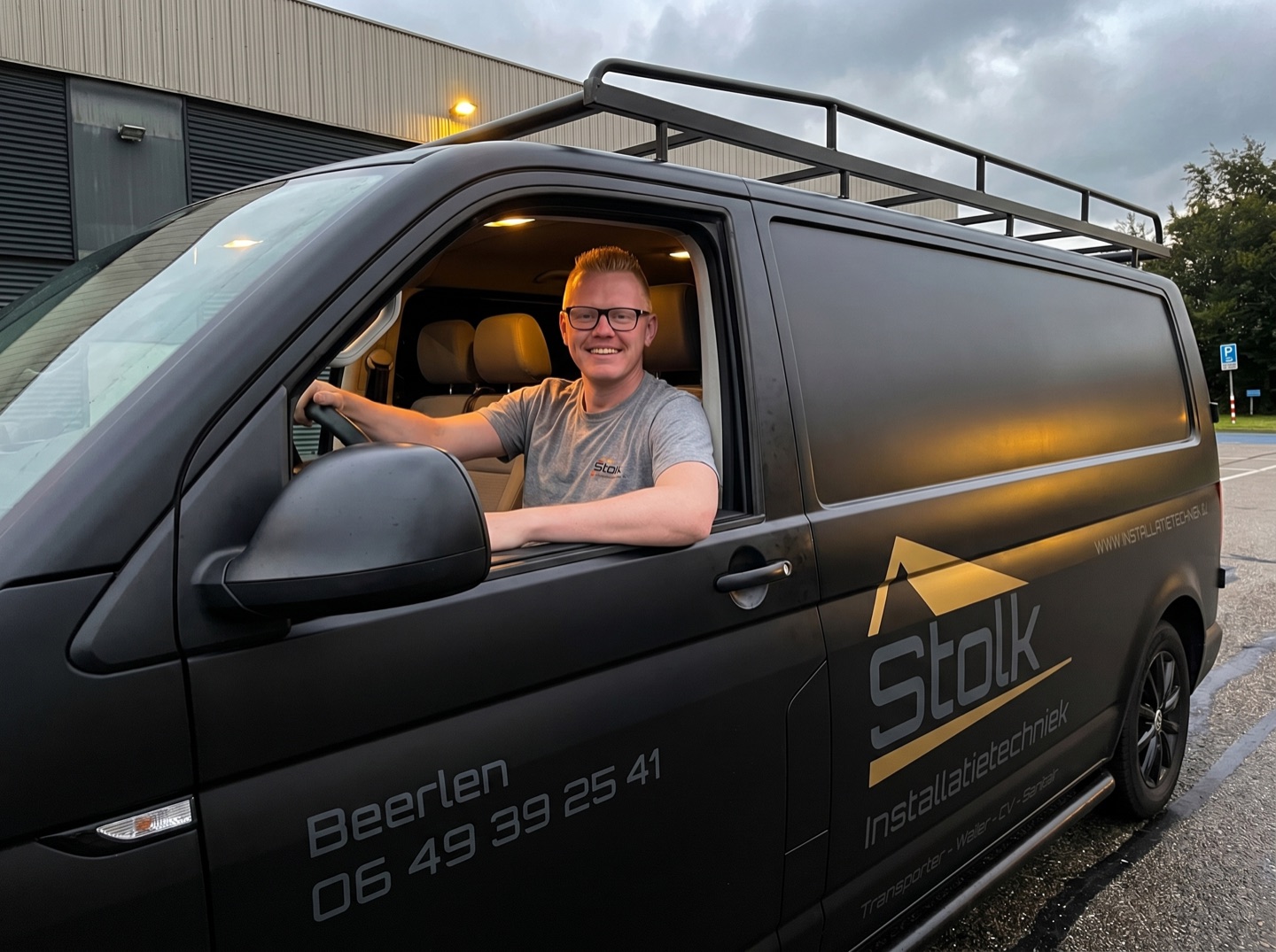 Monteur in Stolk-bedrijfsbus